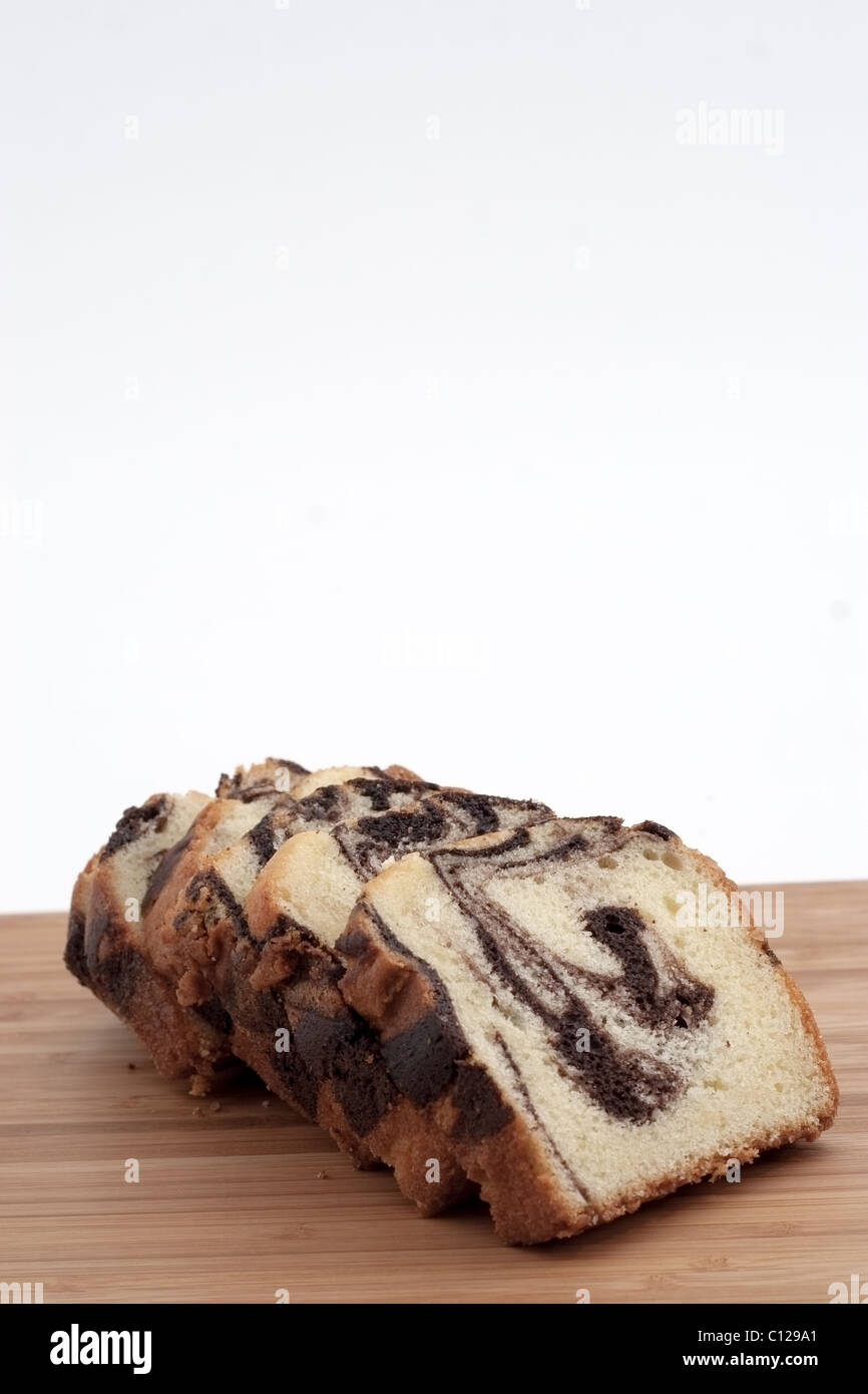 Morceaux de gâteau marbré sur planche de bois Banque D'Images