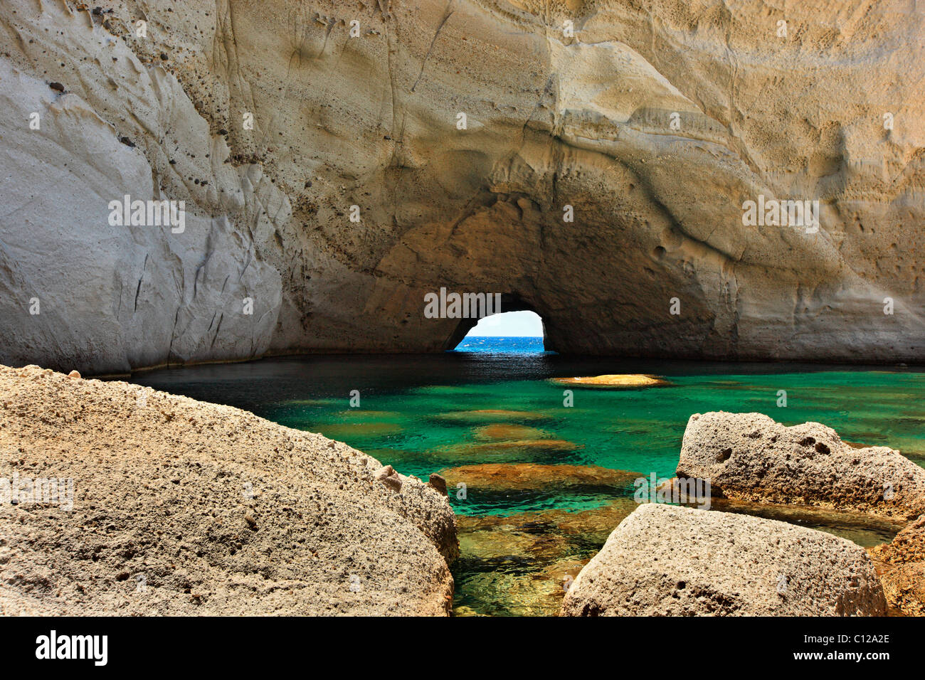 La grotte de la mer de Sykia île de Milos, Cyclades, en Grèce. Banque D'Images