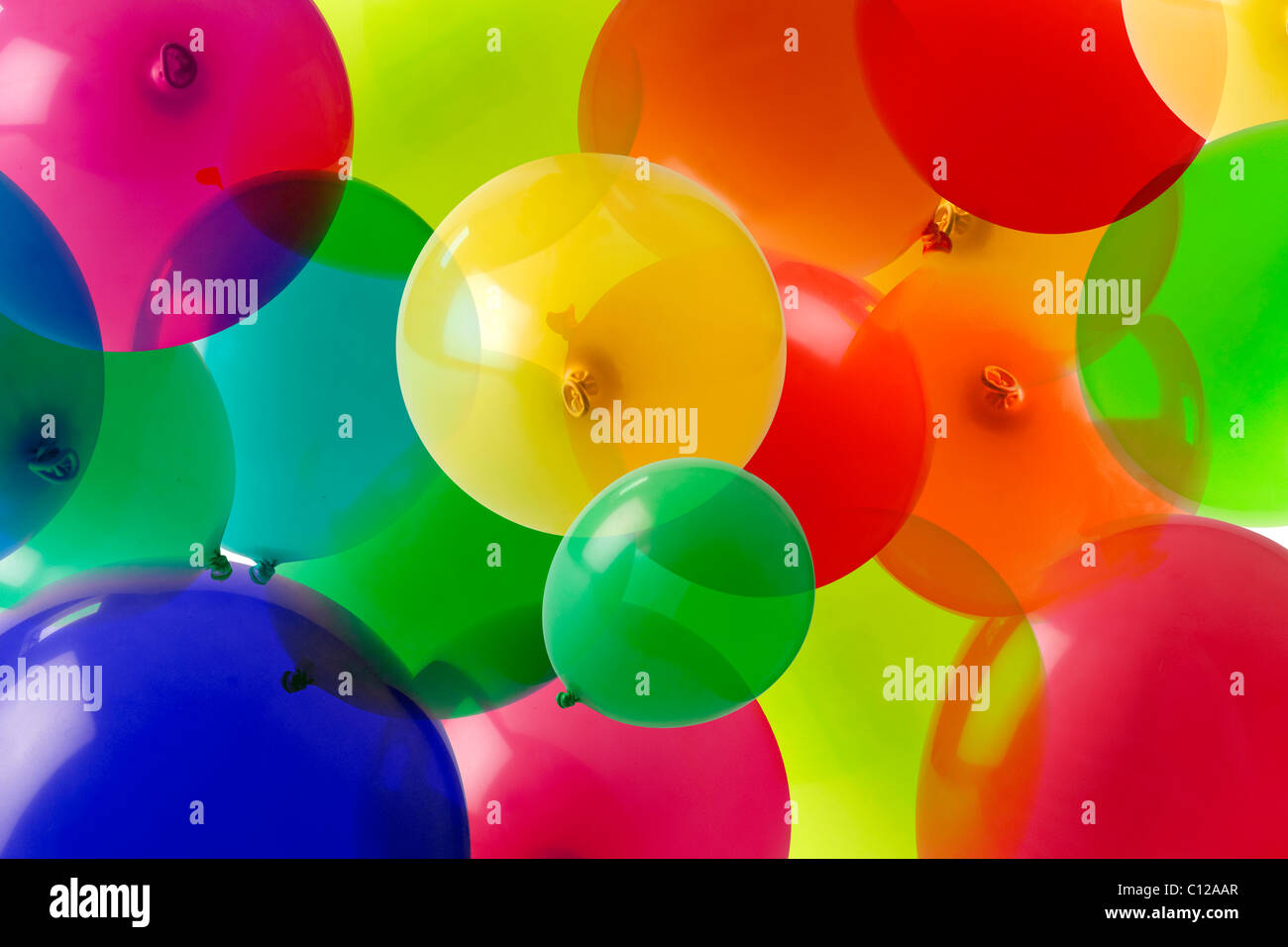 De nombreux ballons colorés formant une image fond écran lumineux Banque D'Images