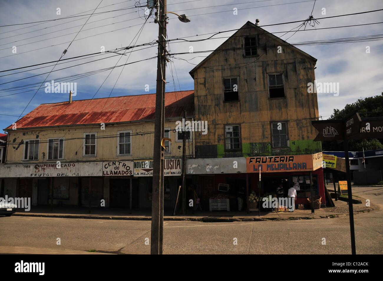 Dans un magasin de fruits Greengrocery ramshackle pealing peinture metal, angle Arturo Prat et Pedro Montt, Ancud, Chiloé, Chili Banque D'Images