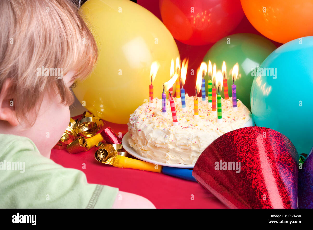 Anniversaire de la vie toujours du gâteau et des bougies et de l'enfant soufflant shot de derrière Banque D'Images