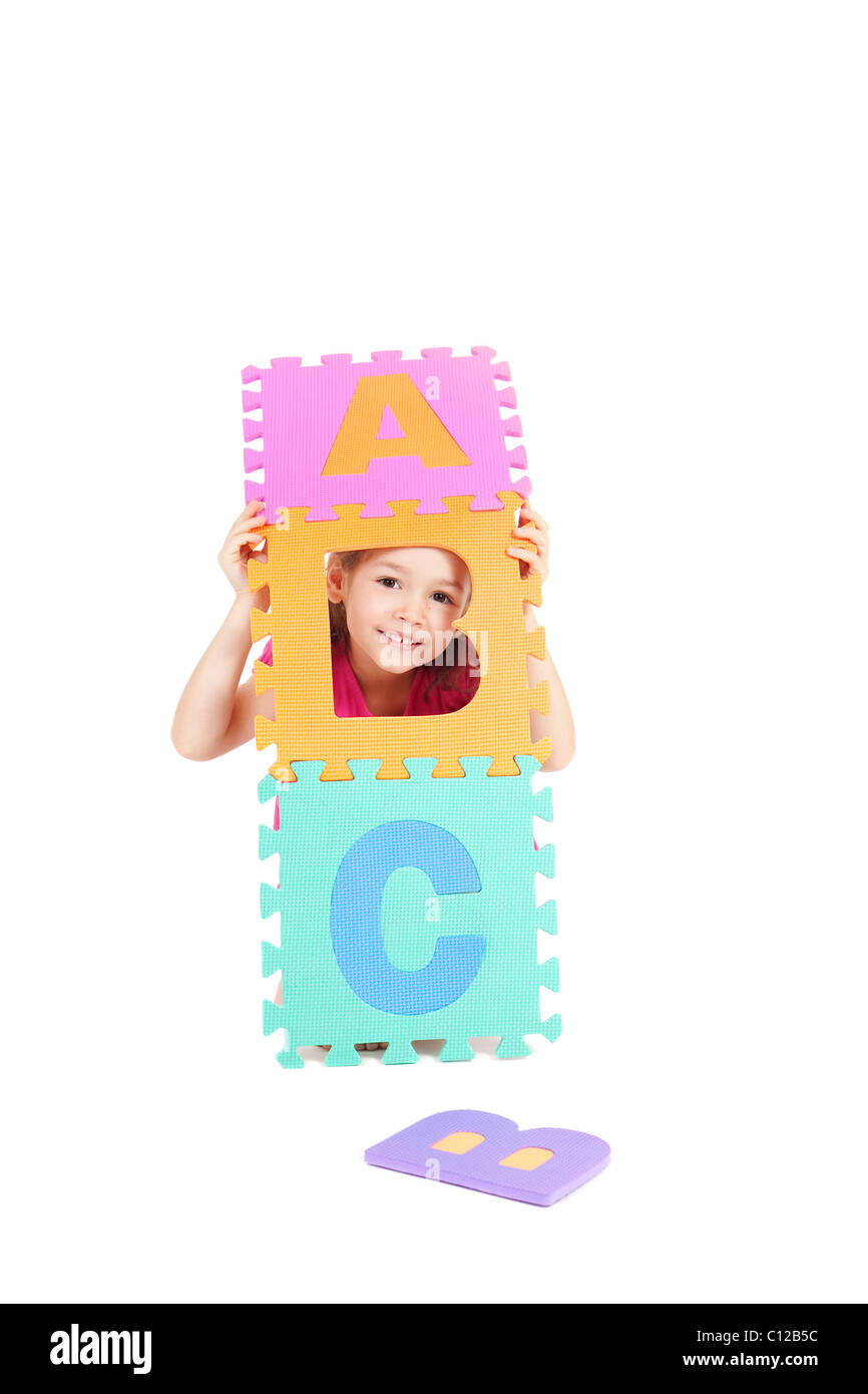 Young Girl playing ABC lettres de l'alphabet. Isolé sur blanc. Banque D'Images