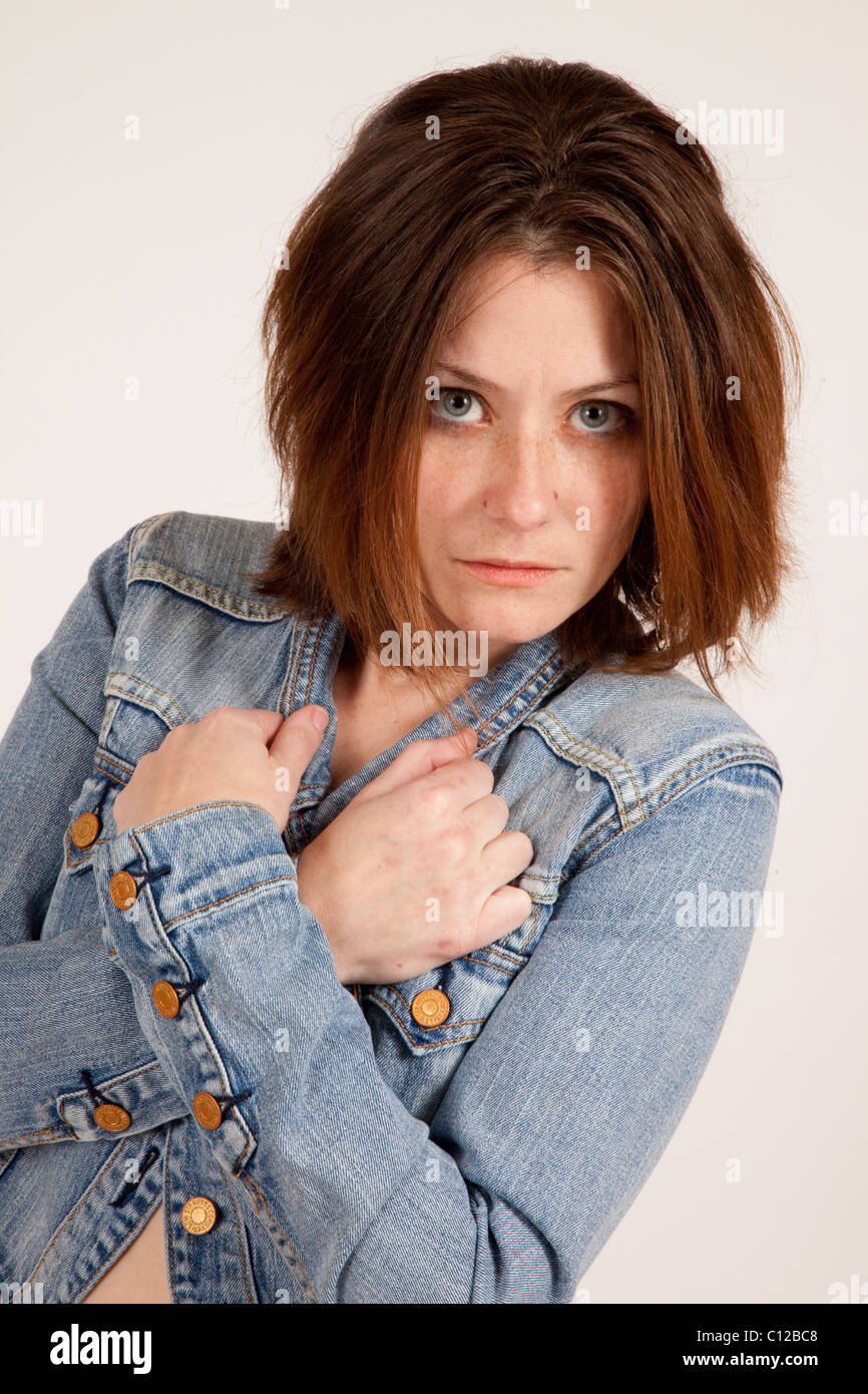 Jolie rousse femme en jean veste, avec les bras croisés sur la poitrine ...