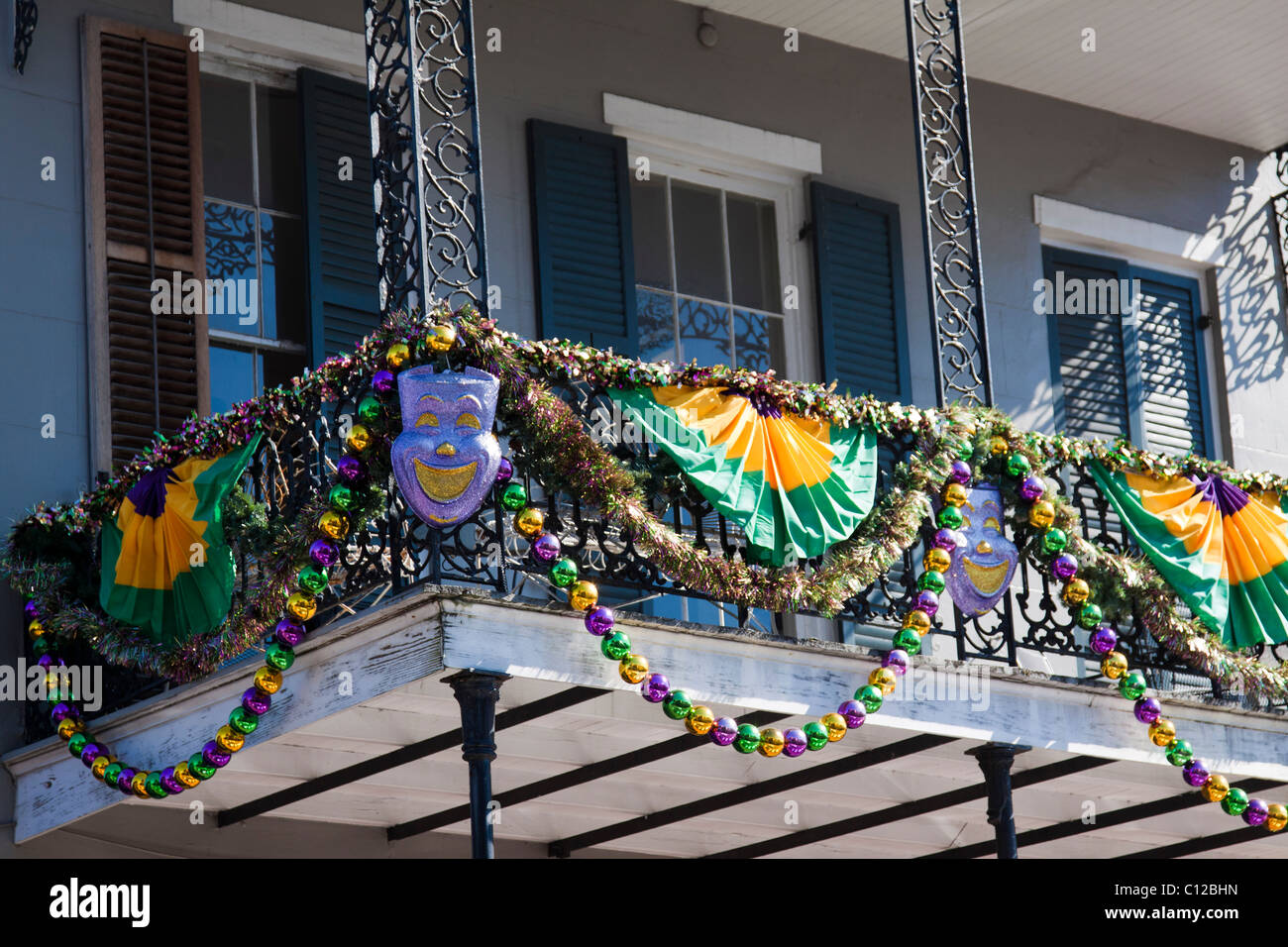 Gros plan du balcon en fer forgé avec des décorations de fête pour Mardi Gras dans le quartier français de La Nouvelle-Orléans, Louisiane Banque D'Images