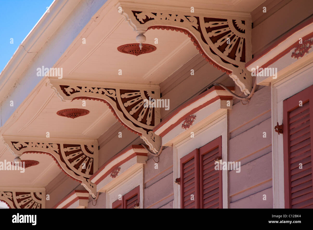 Libre de corbeaux décoratifs sur une maison créole dans le quartier français de La Nouvelle-Orléans, Louisiane Banque D'Images