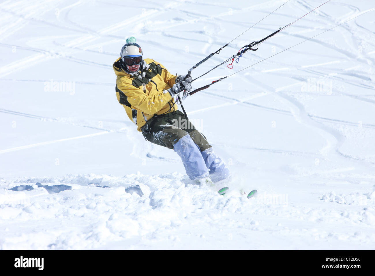 Rider Snowkite près dans les montagnes de l'Utah. Manteau jaune vif. Haut dans les montagnes Banque D'Images