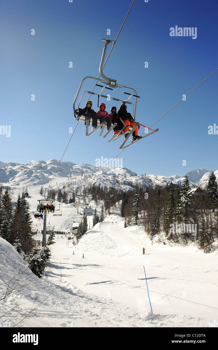 Skieurs sur un télésiège au centre de ski de Vogel dans le parc national du Triglav de Slovénie Banque D'Images