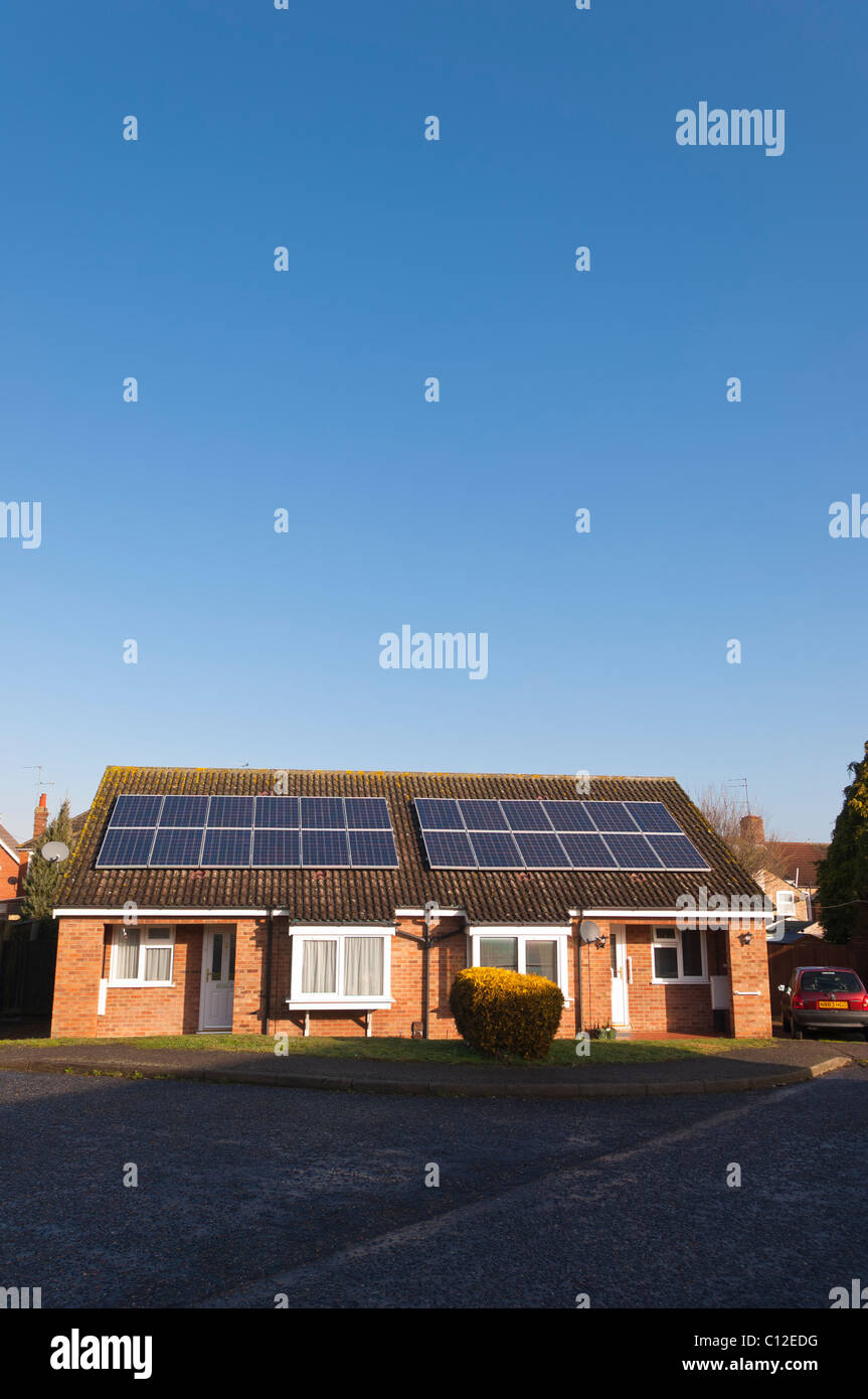 Des panneaux solaires sur les toits des bungalows mitoyens en Beccles , Suffolk , Angleterre , Angleterre , Royaume-Uni Banque D'Images