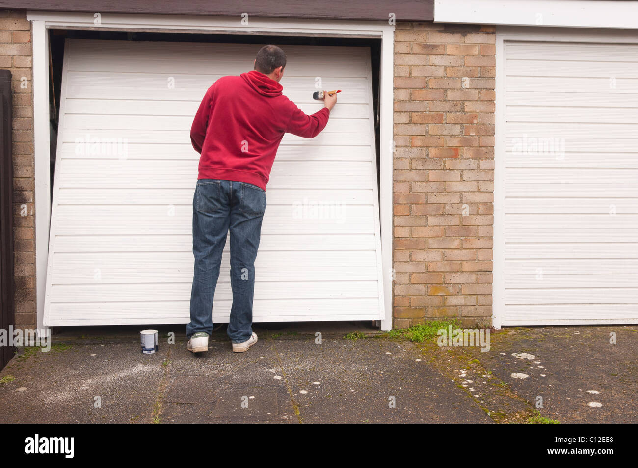 Un modèle homme parution bricolage faire la peinture d'une porte de garage  à l'Uk Photo Stock - Alamy