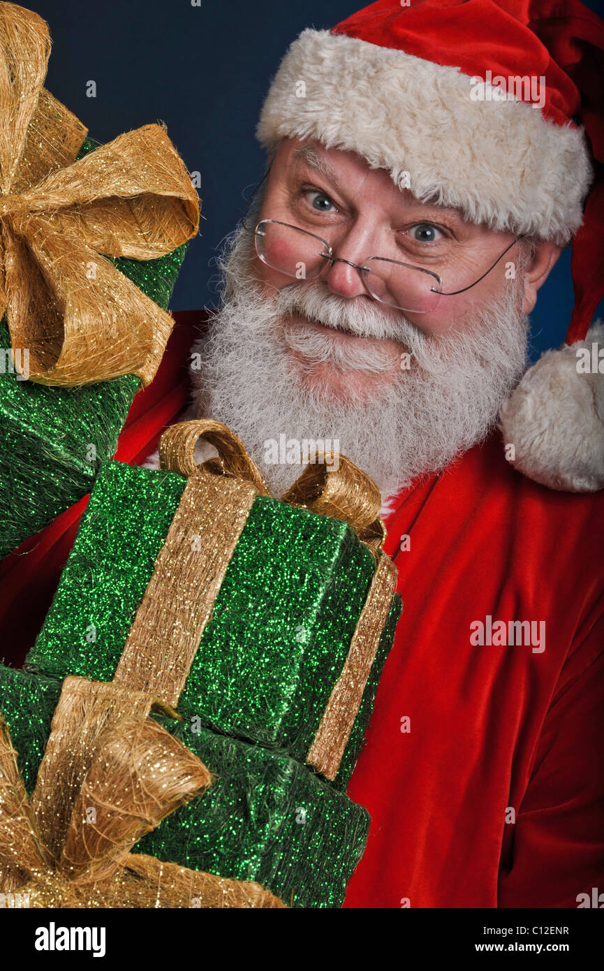 Père Noël, Père Noël, Noël costume rouge barbe blanche hat et verres Banque D'Images