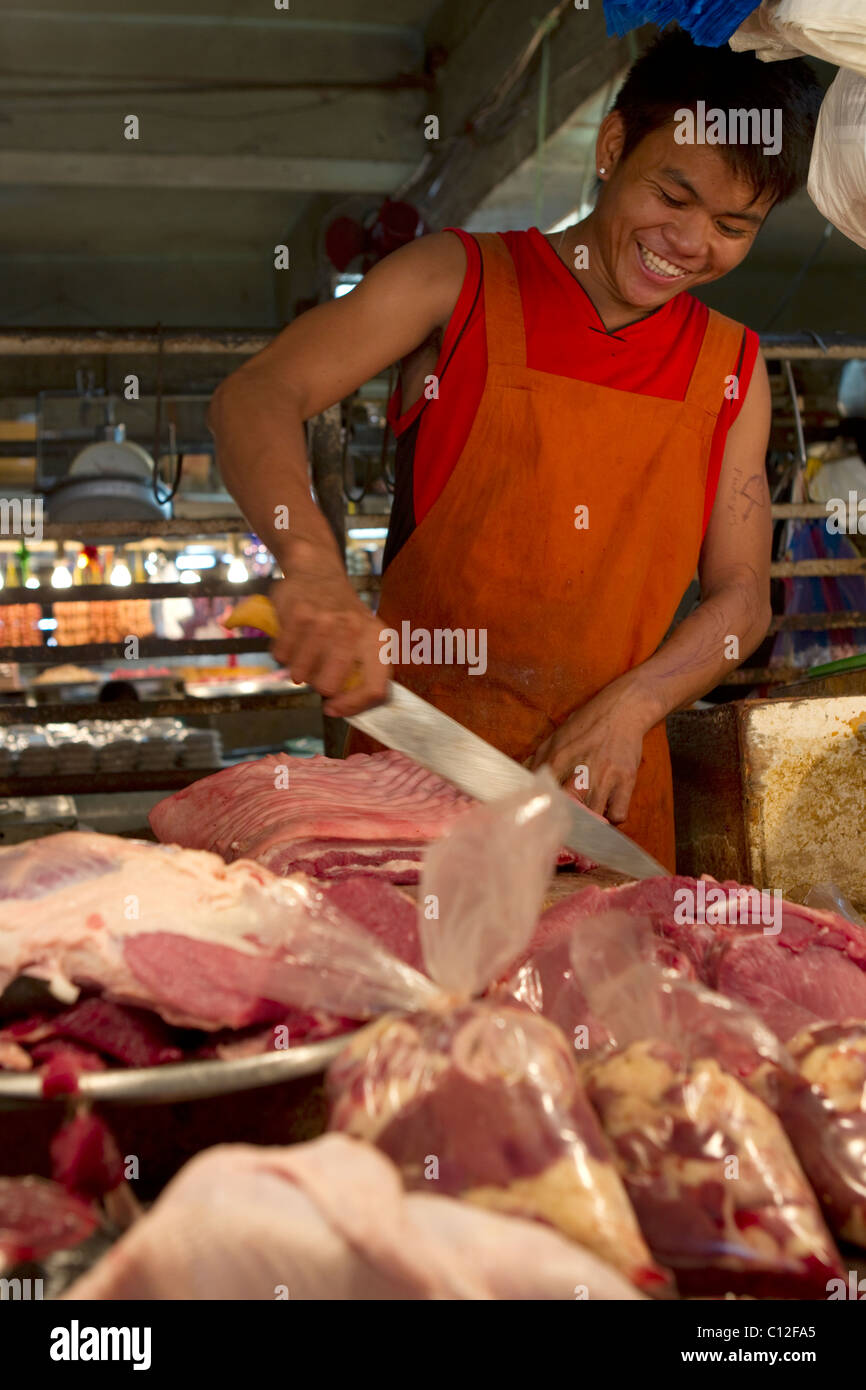 Les jeunes coupes boucher philippine Cebu en viande, marché aux Philippines Banque D'Images