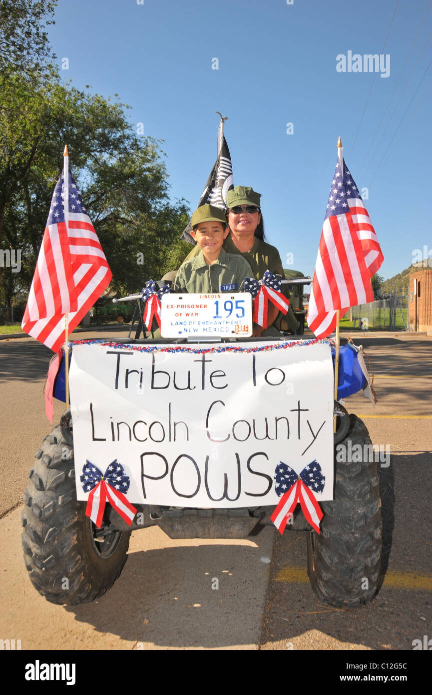 Un fier hommage à Lincoln Comté Prisonniers de guerre prend part à la parade du 4 juillet, dans la région de Capitan, Nouveau Mexique. Banque D'Images