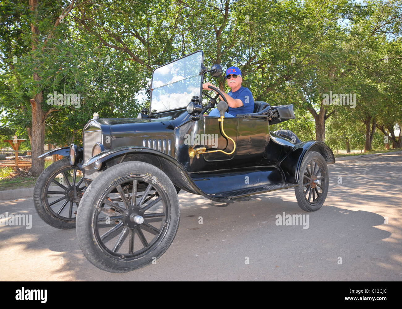 Un heureux propriétaire affiche son auto vintage à la 4e de juillet parade à Capitan, Nouveau Mexique. Banque D'Images Un heureux propriétaire affiche son auto vintage à la 4e de juillet parade à Capitan, Nouveau Mexique. Banque D'Images