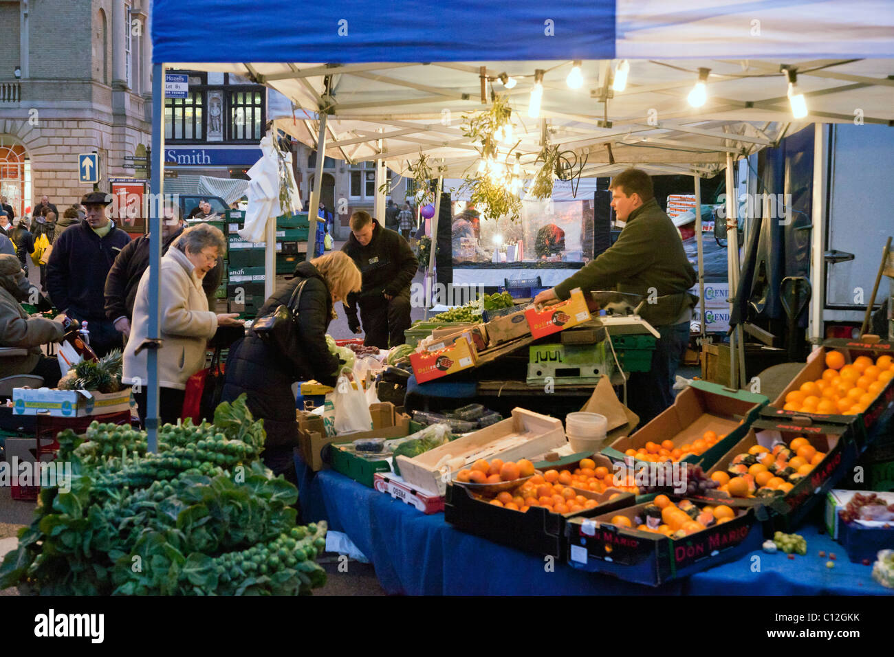 Les étals du marché de rue traditionnels à Bury St Edmunds, Royaume-Uni Banque D'Images