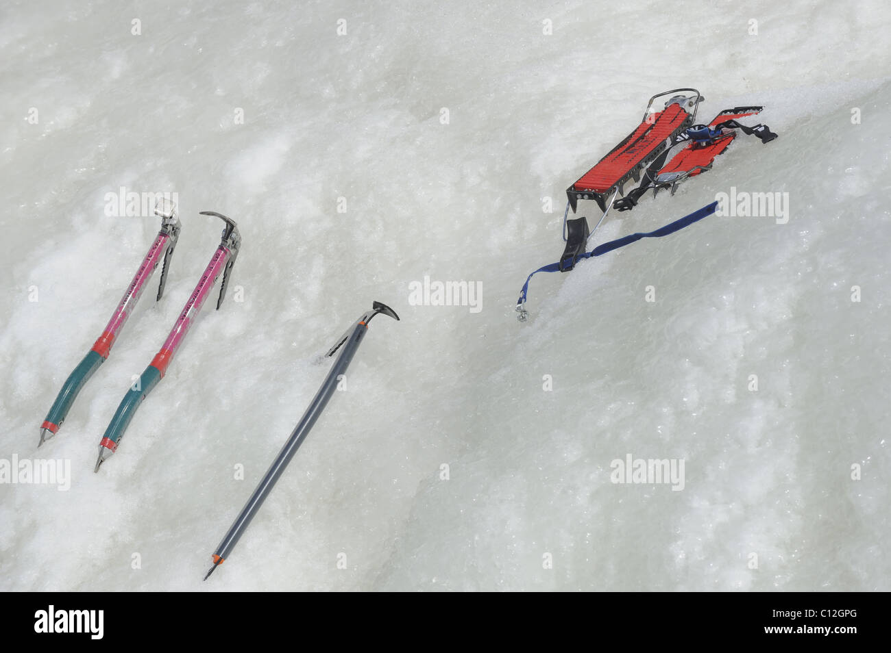 Les outils de l'escalade de glace, piolets et crampons pour chaussures de montagne sur le Devil's Rock à Pikkukoski. Devil's Rock a un artifici Banque D'Images