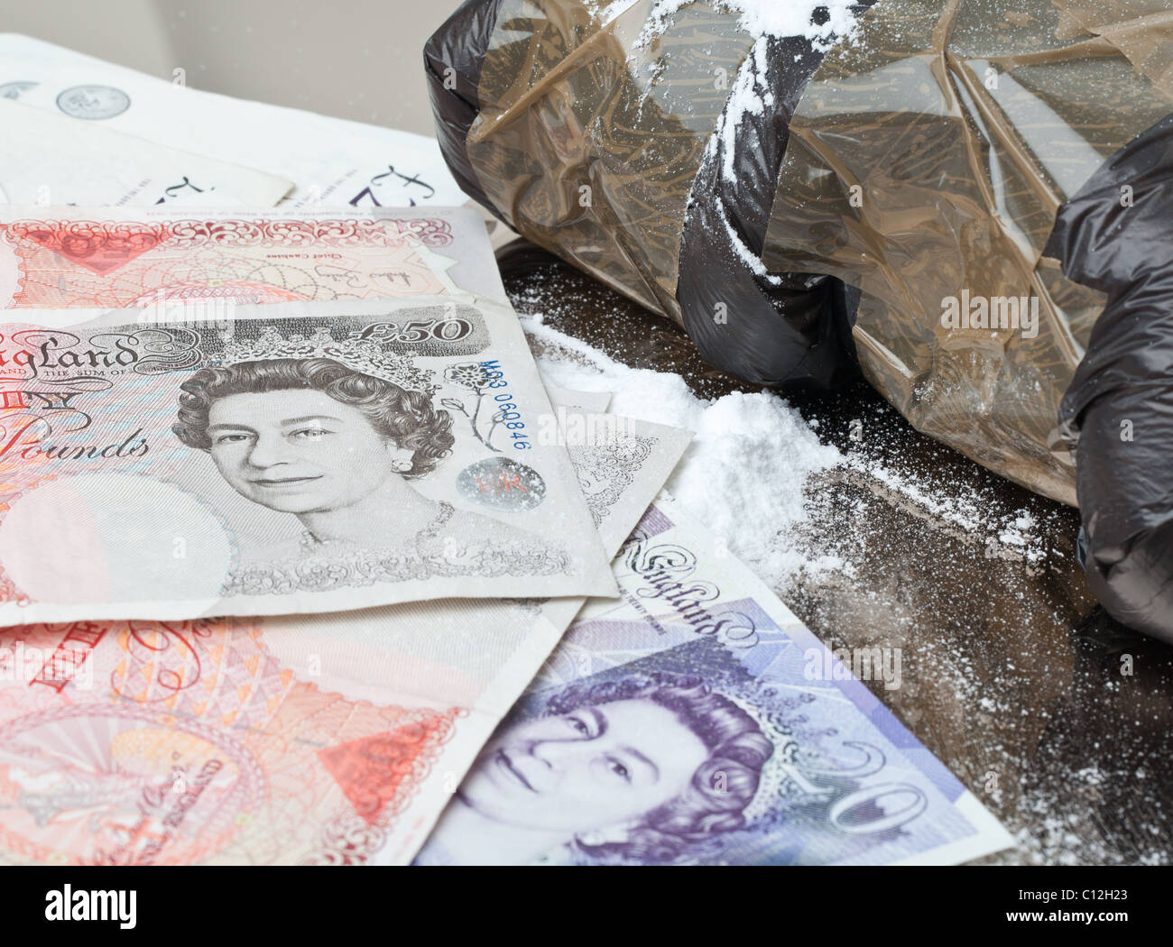 Paquets de cocaïne sur un miroir avec la monnaie britannique Banque D'Images