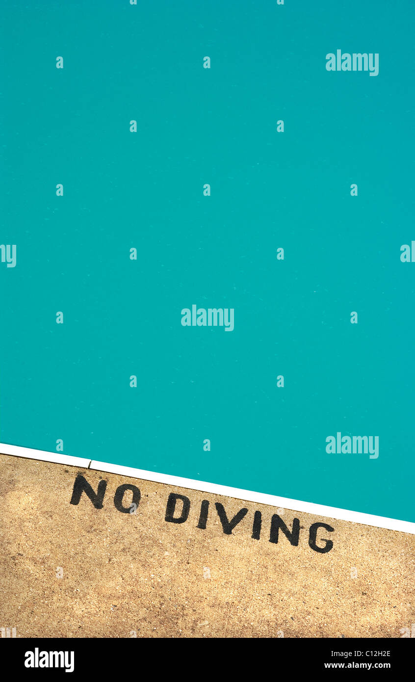 Une piscine avec un signe de plongée pas peint sur le bord de la piscine. Banque D'Images