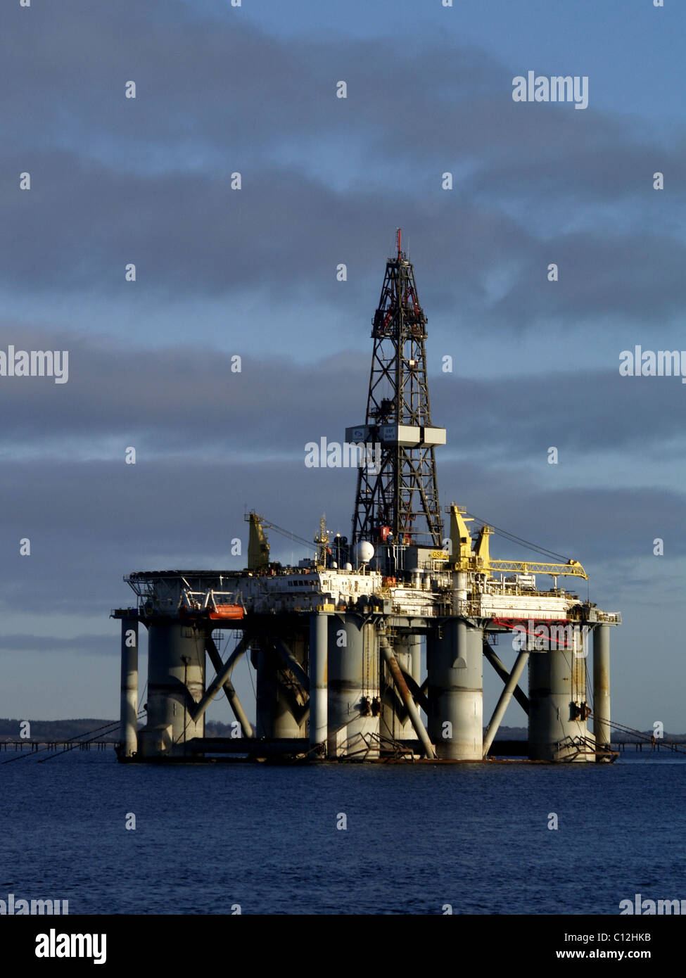 Une plate-forme pétrolière semi submersible est amarrée le long du quai à Invergordon Harbour, Estuaire de Cromarty en Écosse. Banque D'Images