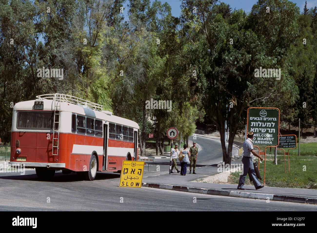 Arrêts de bus au contrôle de sécurité à l'entrée du village israélien Banque D'Images