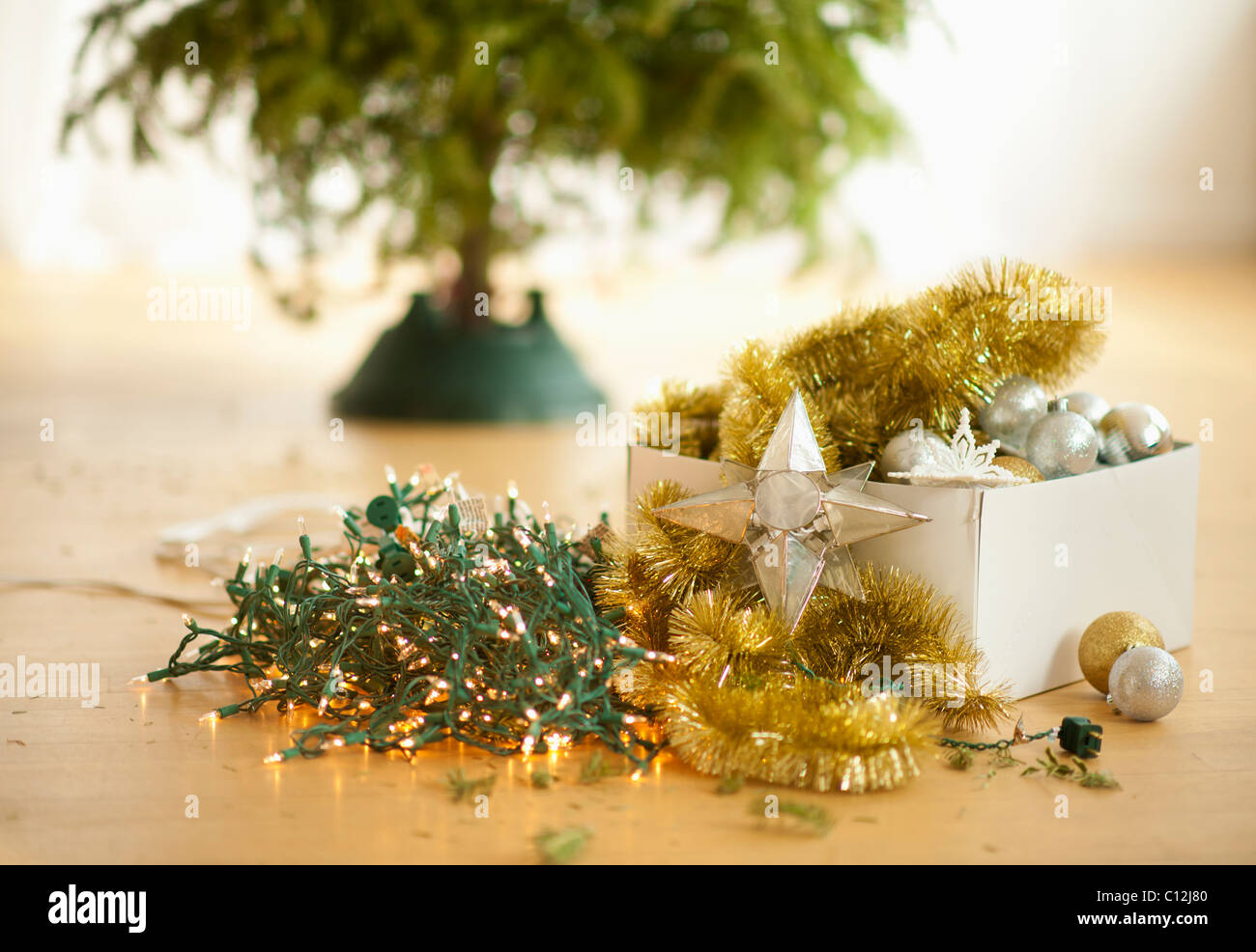 USA, New Jersey, Jersey City, arbre de Noël et les boules de noël sur marbre Banque D'Images