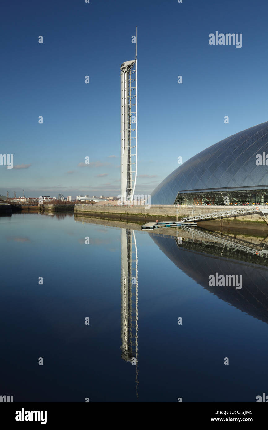 La tour d'observation et le centre scientifique de Glasgow se reflètent dans le bassin de canting à côté de la rivière Clyde, Pacific Quay, Glasgow, Écosse, Royaume-Uni Banque D'Images
