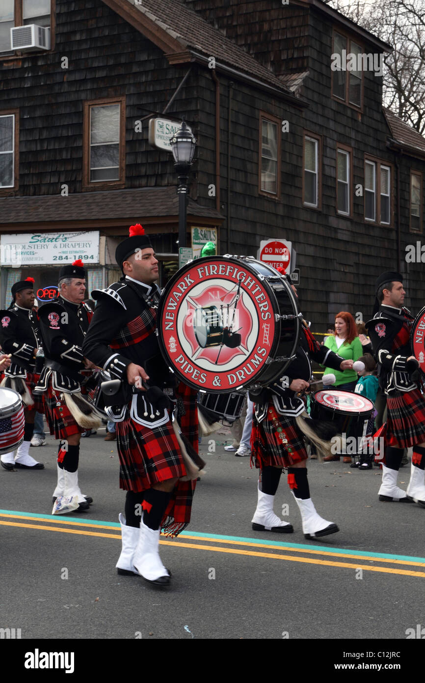 New Jersey Newark Fightfighters cornemuses défilent dans la Parade de la St Patrick. Nutley, New Jersey, USA Banque D'Images