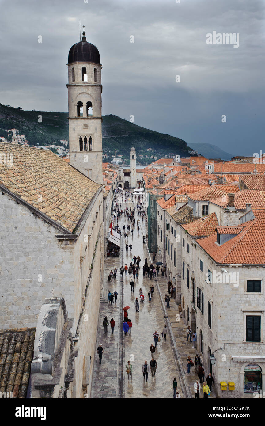 Vue de la rue principale et beffroi Franciscaine Stradum à Dubrovnik (Croatie) à partir de la vieille ville. Banque D'Images