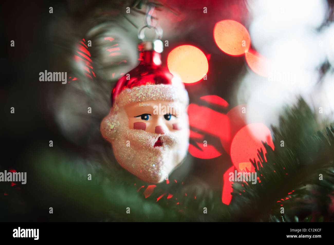 Santa Claus Noël Décoration pendaison sur arbre de Noël, studio shot Banque D'Images