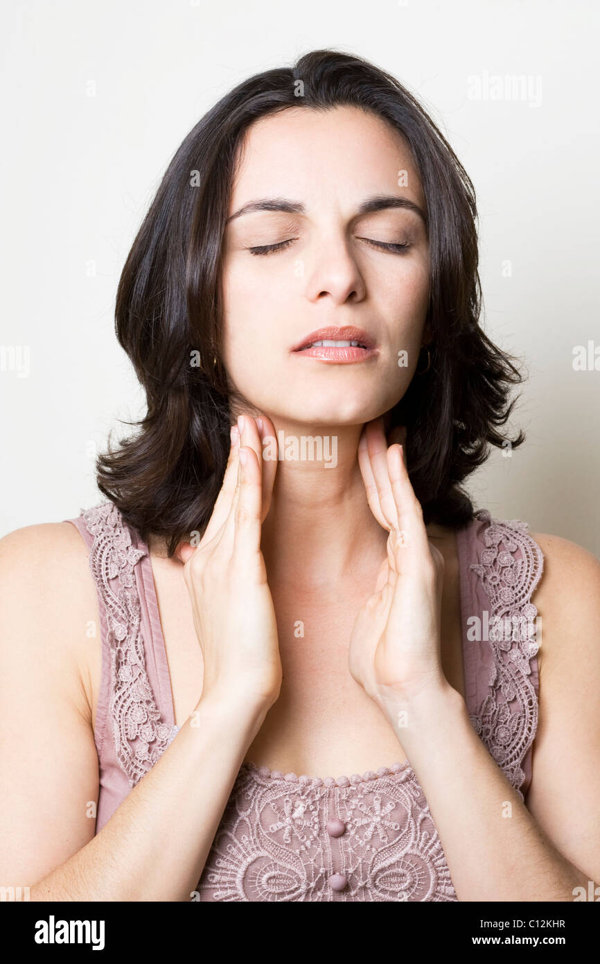 Jeune femme avec mal de gorge isolé sur fond blanc Banque D'Images