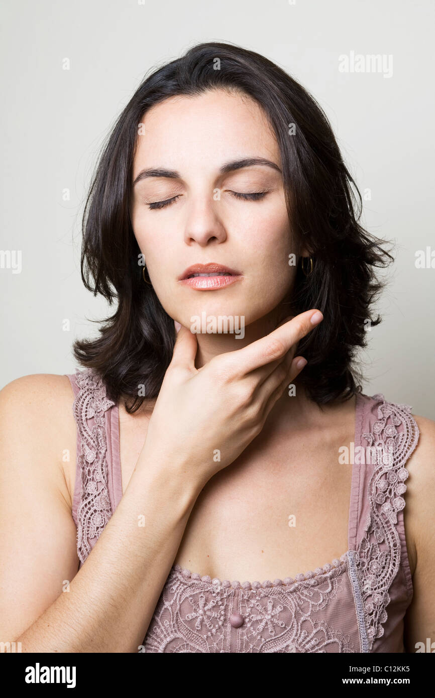 Jeune femme avec mal de gorge isolé sur fond blanc Banque D'Images