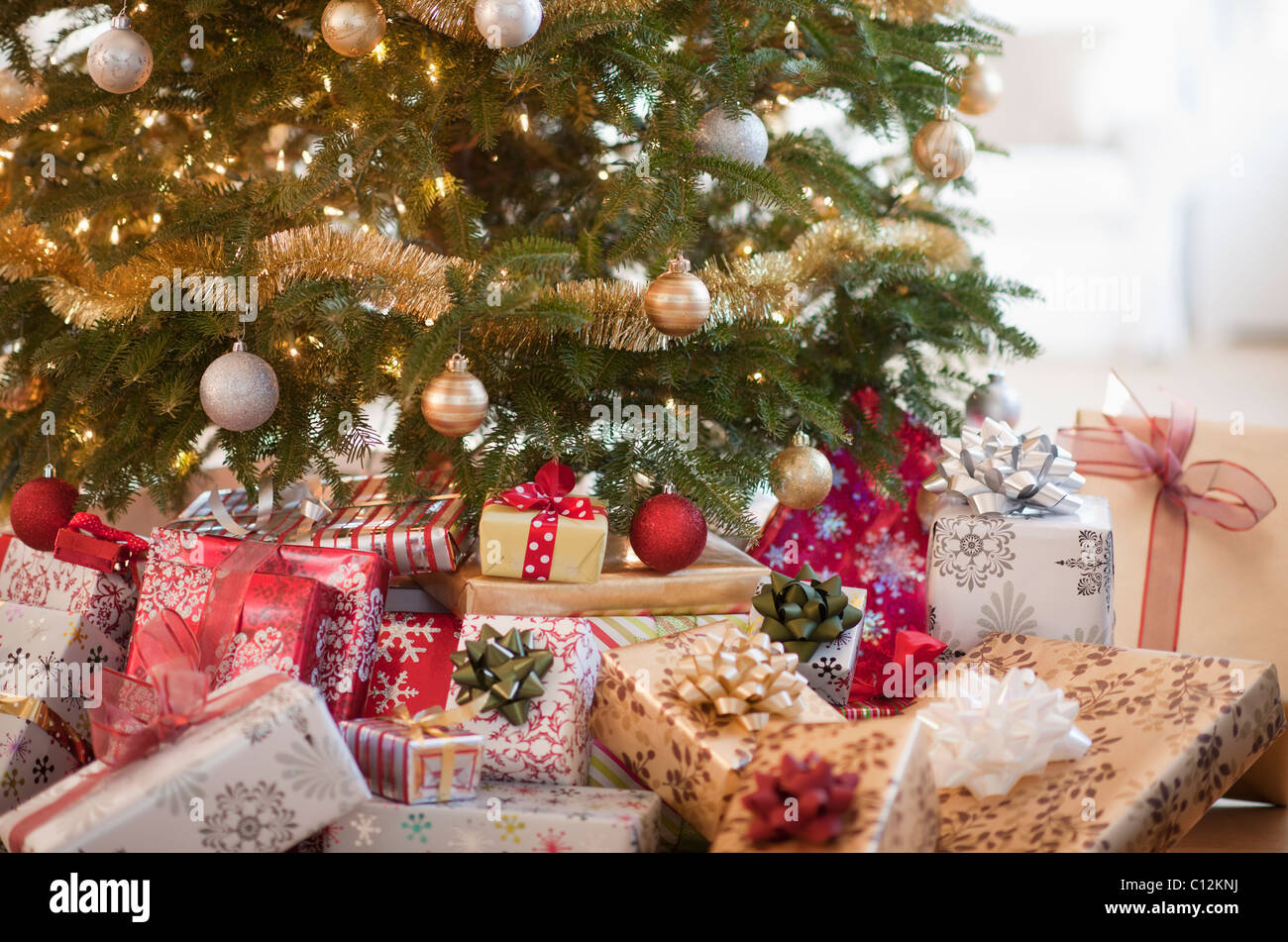 USA, New Jersey, New Jersey City, en vertu de l'arbre de Noël cadeaux colorés Banque D'Images