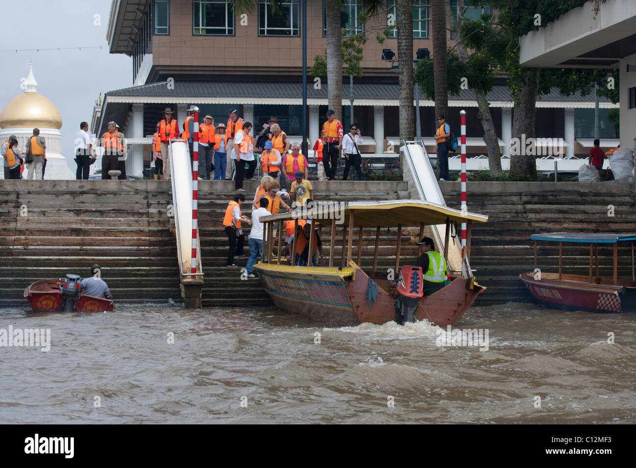 Les touristes l'embarquement bateau sur la rivière de Brunei Banque D'Images