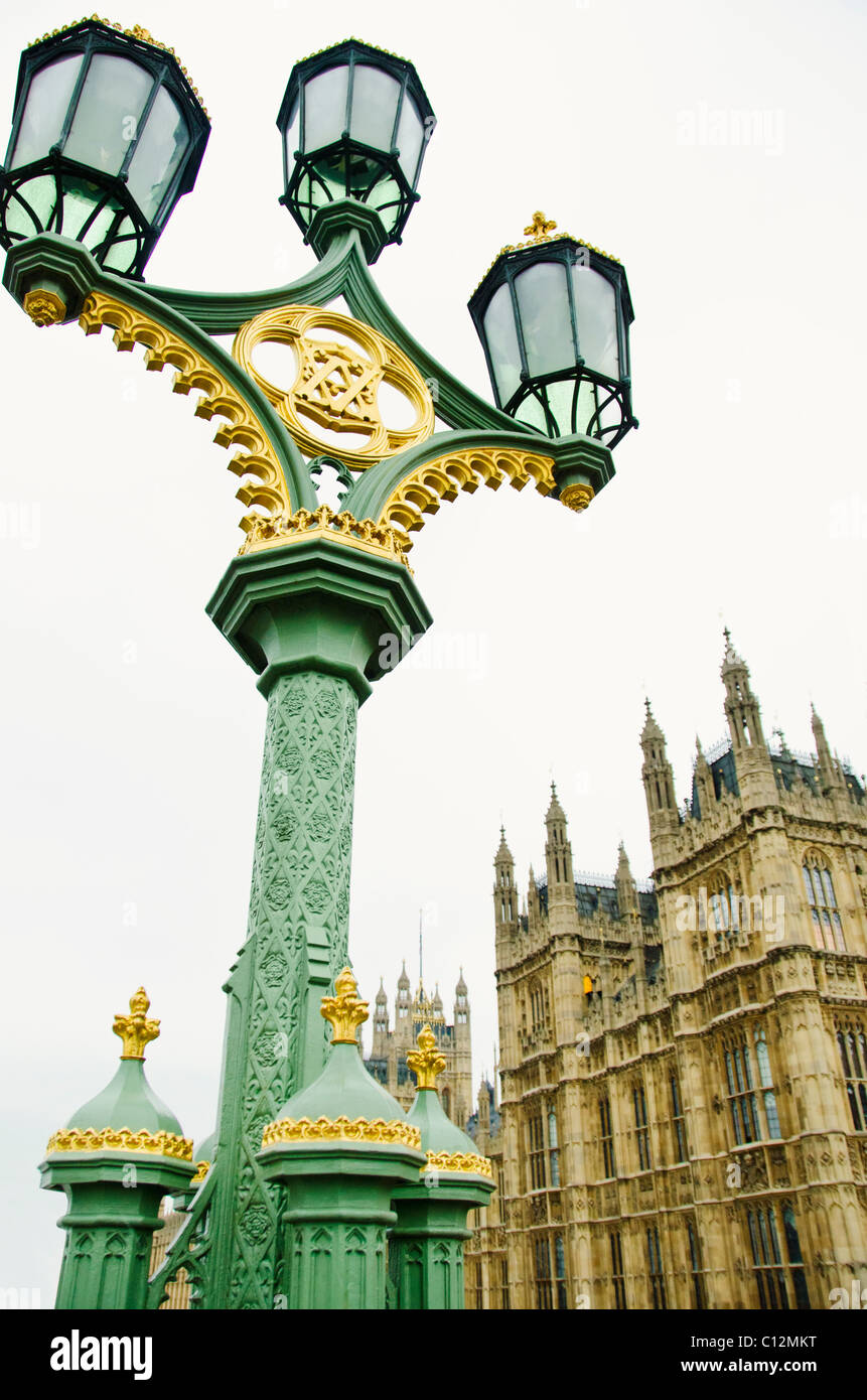 Royaume-uni, Londres, Ornate street lamp avec les Chambres du Parlement en arrière-plan Banque D'Images