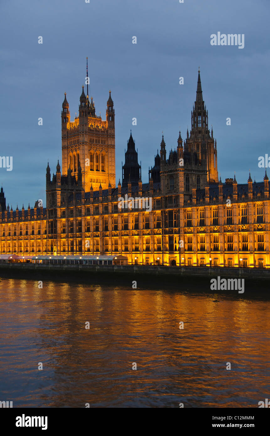 Royaume-uni, Londres, chambres du Parlement allumé au crépuscule Banque D'Images