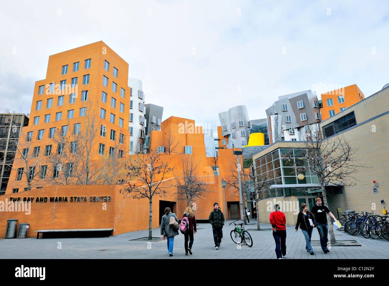 Les étudiants de l'université par le Ray et Maria Stata center par l'architecte Frank Gehry en haut uni au Massachusetts Institute of Technology, MIT, Cambridge MA, USA Banque D'Images