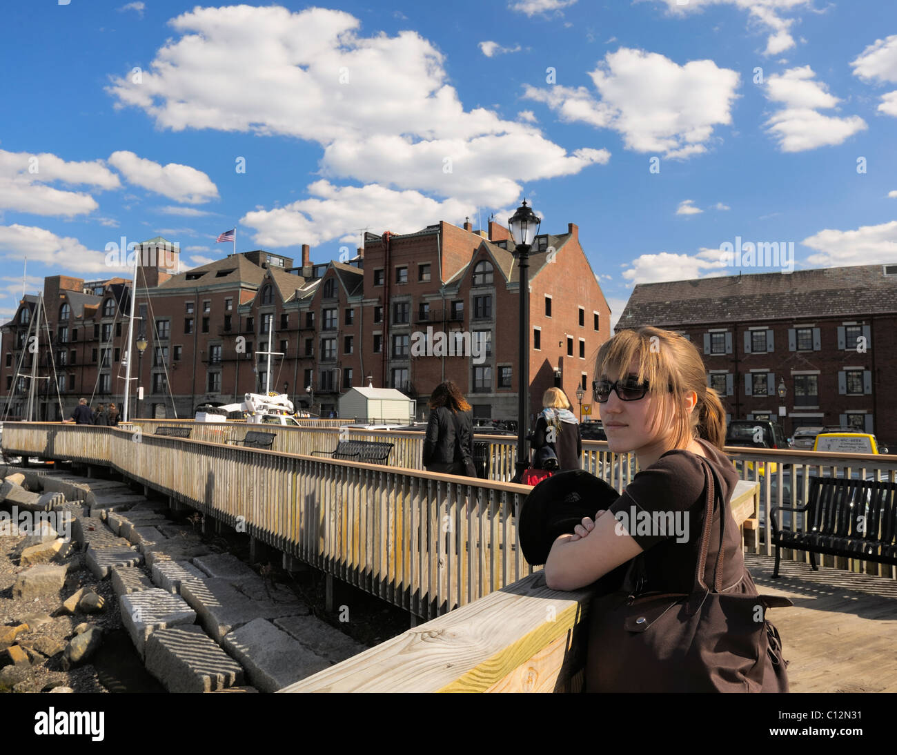 Jolie blonde adolescente de 16 ans regarde sur le port de Boston Le Port de Boston, Boston, Massachusetts, 2009. Parution du modèle. Banque D'Images