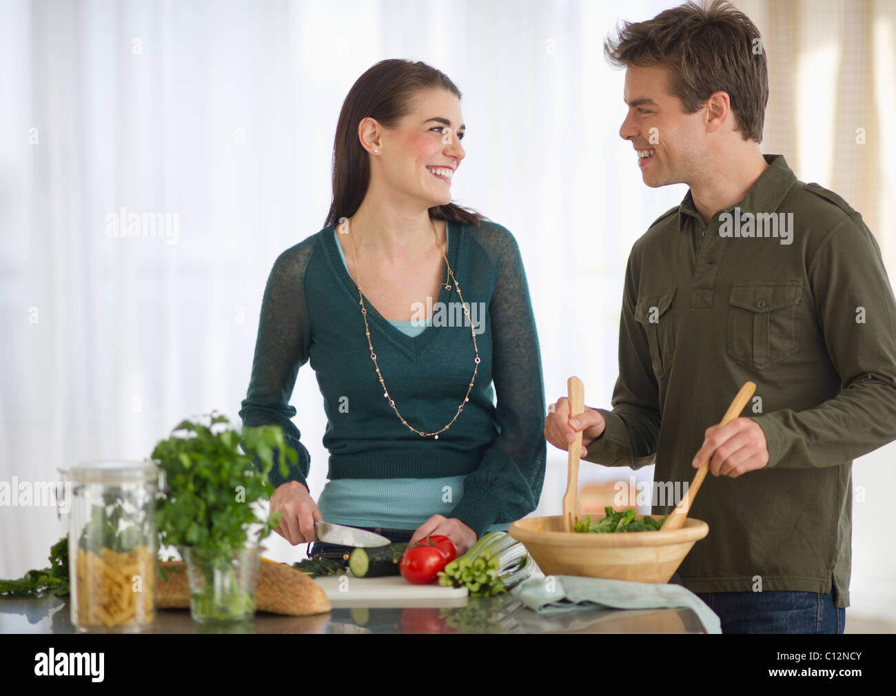 USA, New Jersey, Jersey City, Couple cooking in kitchen Banque D'Images