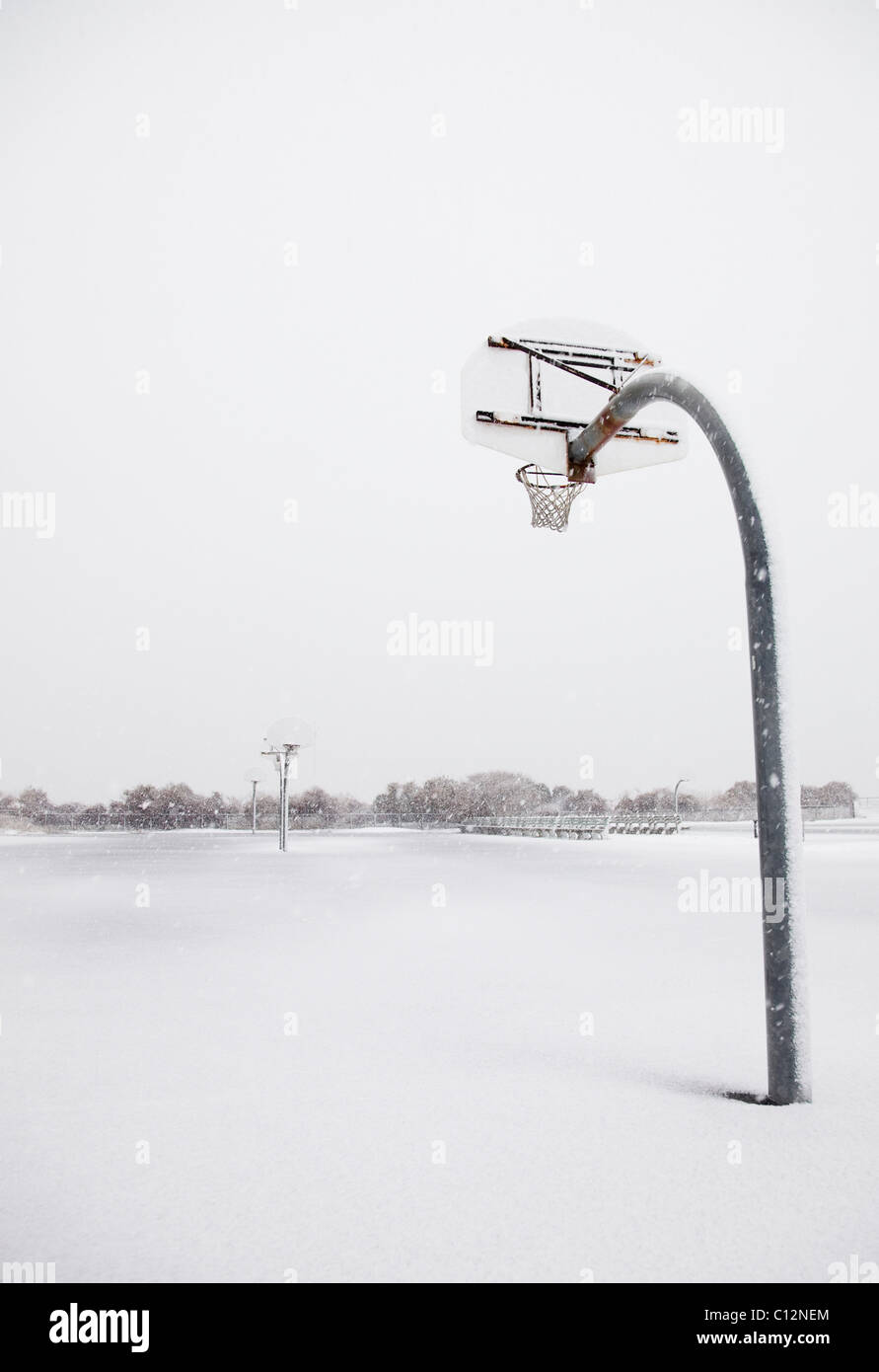 USA, New York State, Rockaway Beach, panier de basket-ball en hiver Banque D'Images