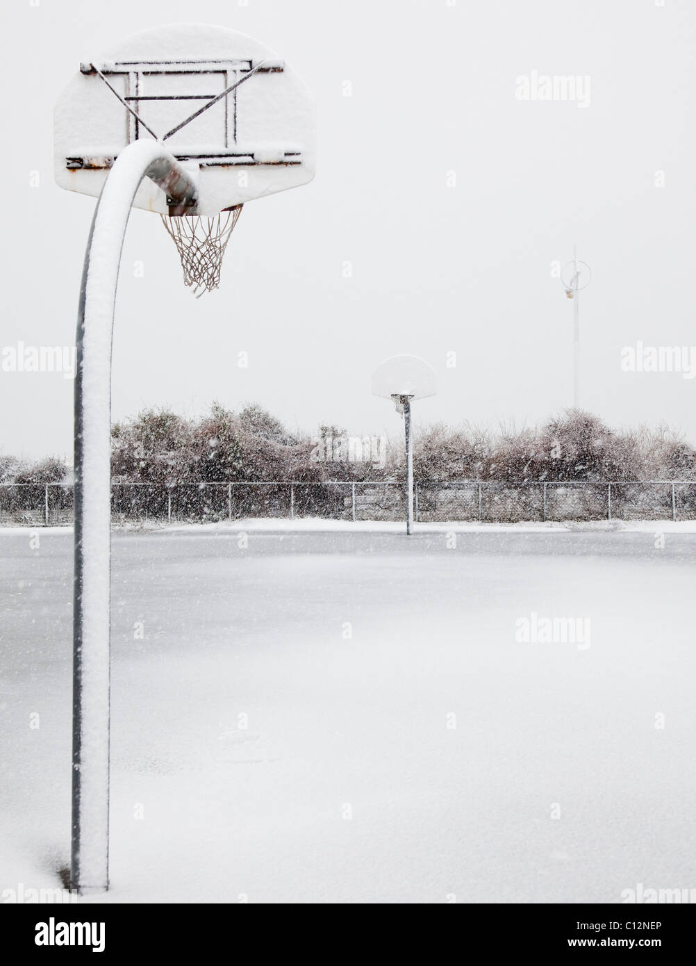 USA, New York State, Rockaway Beach, panier de basket-ball en hiver Banque D'Images