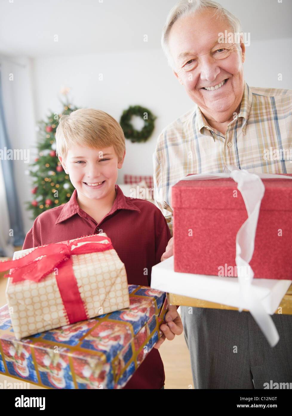 USA, New Jersey, Jersey City, grand-père et petit-fils (8-9 ans) holding christmas gifts Banque D'Images
