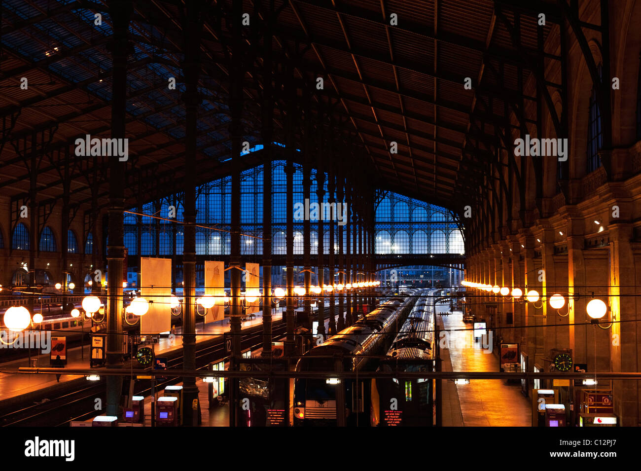 La Gare du Nord, le terminal Eurostar de Paris, dans la lumière bleue avant l'aube. Banque D'Images