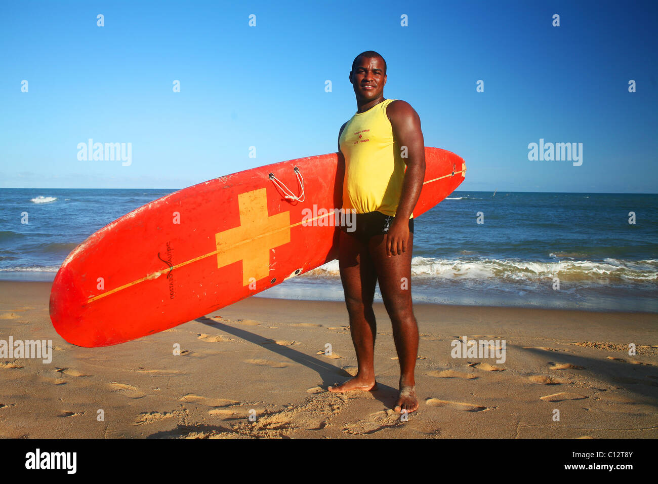 Surfer sur la plage Banque D'Images