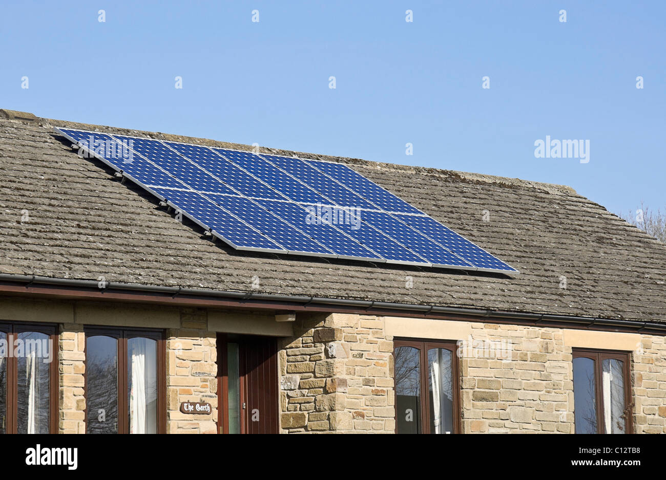 Des panneaux solaires sur un bungalow moderne dans le Yorkshire, UK Banque D'Images