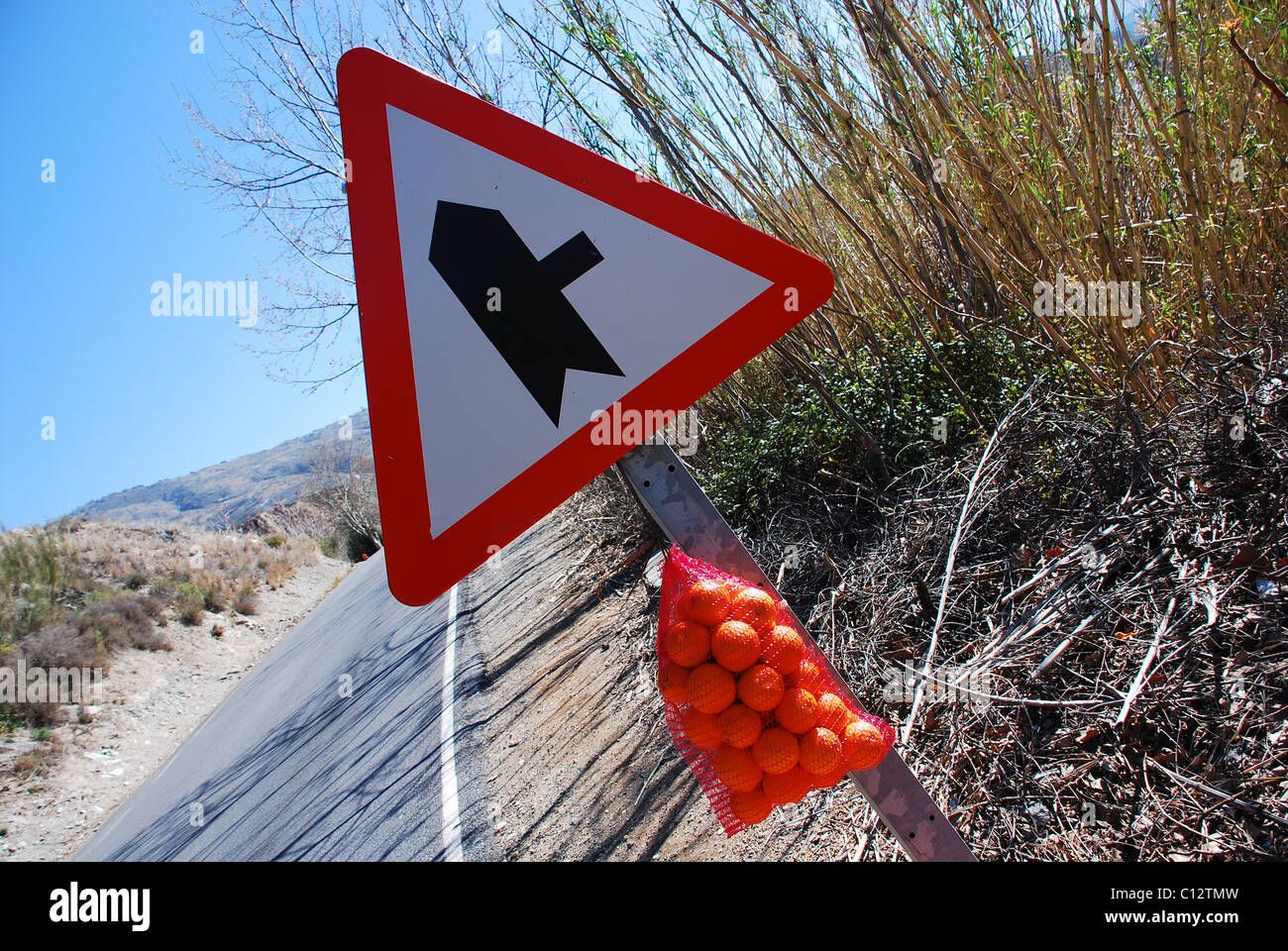 Signe de route avec un sac d'oranges dans les Alpujarras, Grenade, Andalousie, Espagne Banque D'Images
