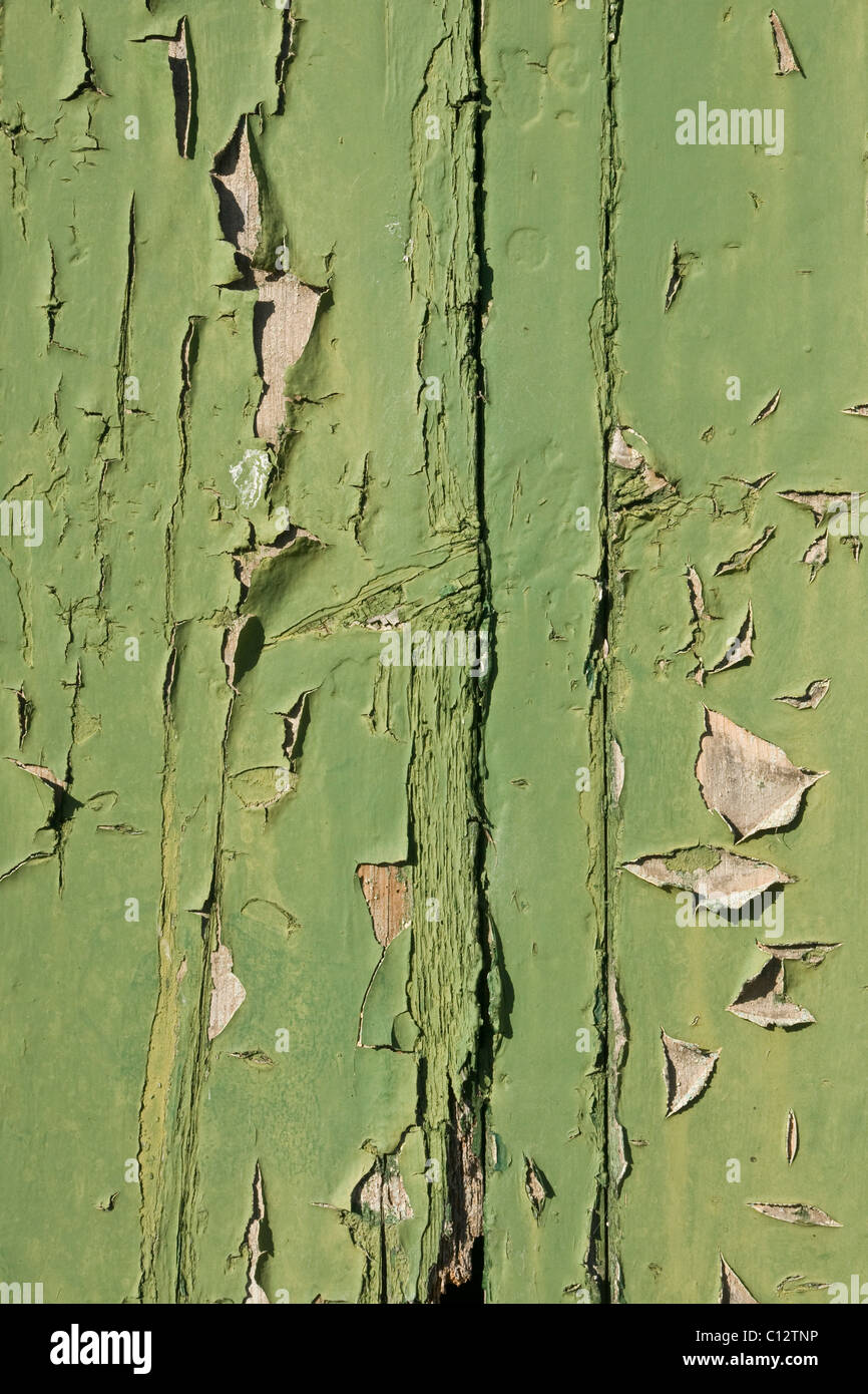 L'écaillage de la peinture sur une porte de garage. Banque D'Images