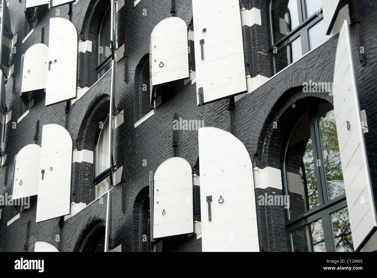 Fenêtres avec volets à Amsterdam, Hollande Banque D'Images
