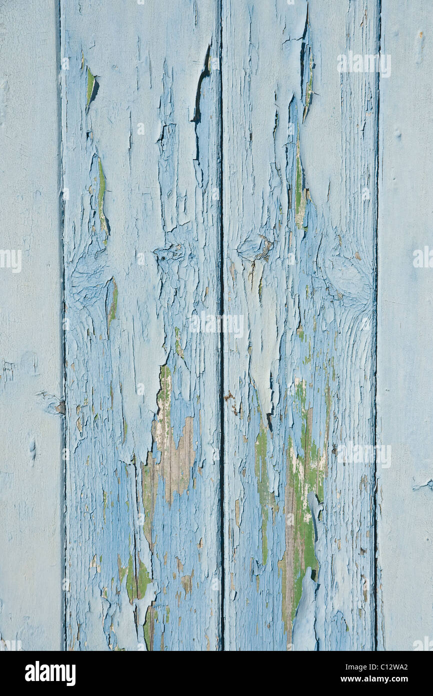 L'écaillage de la peinture sur une porte de garage. Banque D'Images