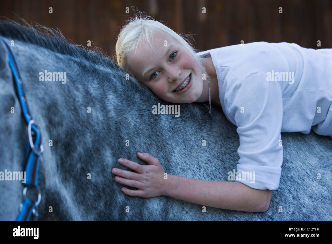 Portrait de jeune fille sur le cheval blanc Banque D'Images