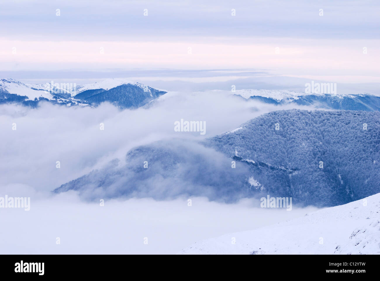 Vue du plateau de montagne Chatyr-dag sur la Crimée en hiver Banque D'Images