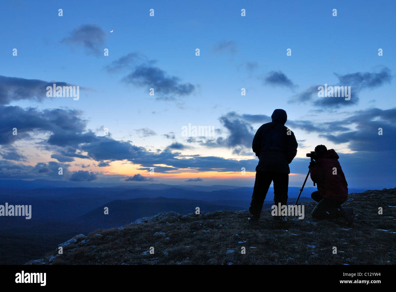 La prise de photo de photographes sunrise at Chatyr-dag plateau montagneux sur la Crimée Banque D'Images